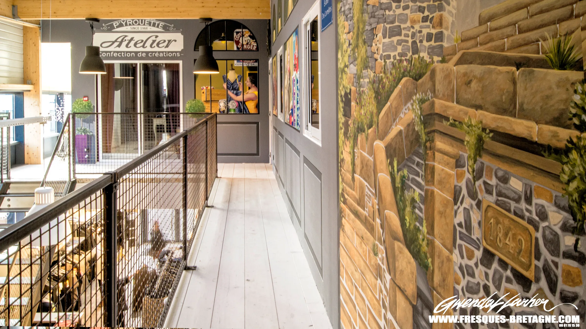 Détail d'un atelier de couture peint en trompe-l'œil sur le mur intérieur d'un commerce à Morlaix